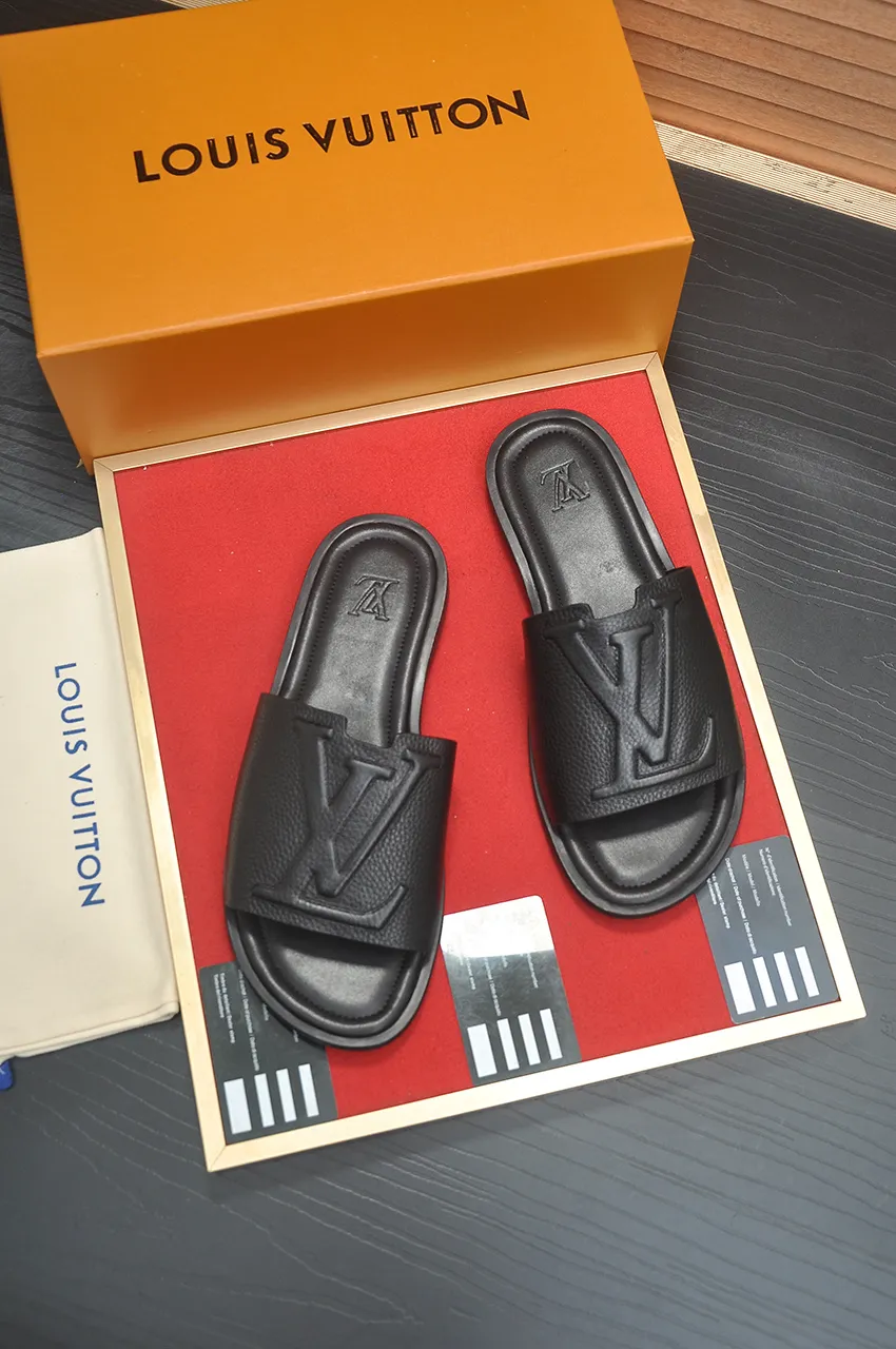 Men's men's shoes 💰340💶 [Louis Vuitton LV slippers] (high-end cowhide) counter 1:1 fashion style, a must-have for summer! The designer used LV’s iconic outsole. The original simple slippers instantly become fashionable! The upper is made of flexible special cowhide leather straps alternately, and the workmanship is exquisite! A must-have for stylish men in summer, size 38-46 (45 46 customized)